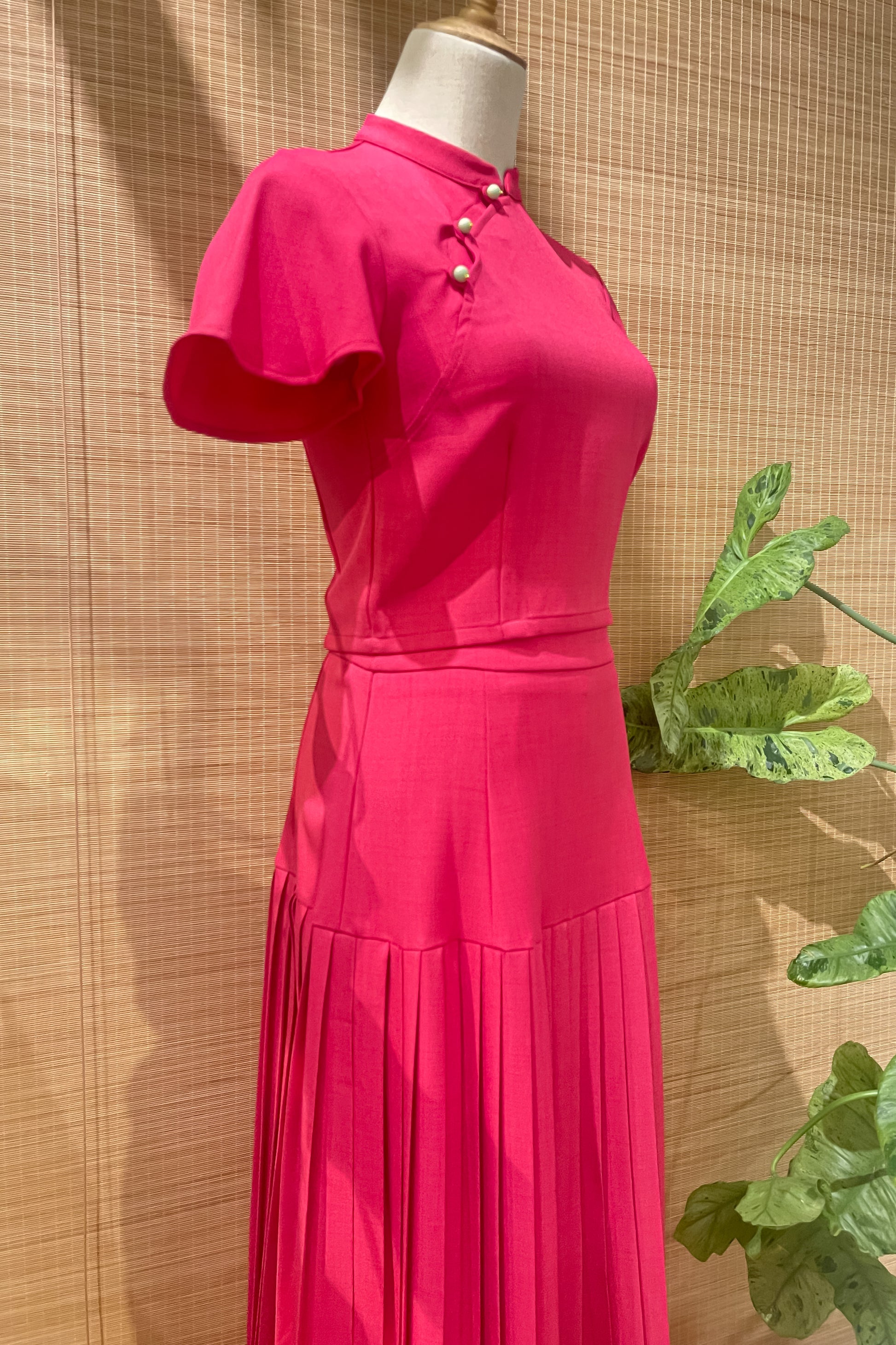 PLISSER SKIRT IN FUCHSIA