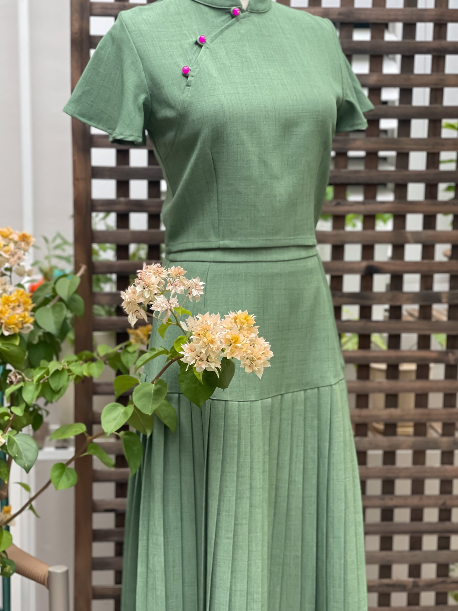 PLISSER SKIRT IN MOSS GREEN