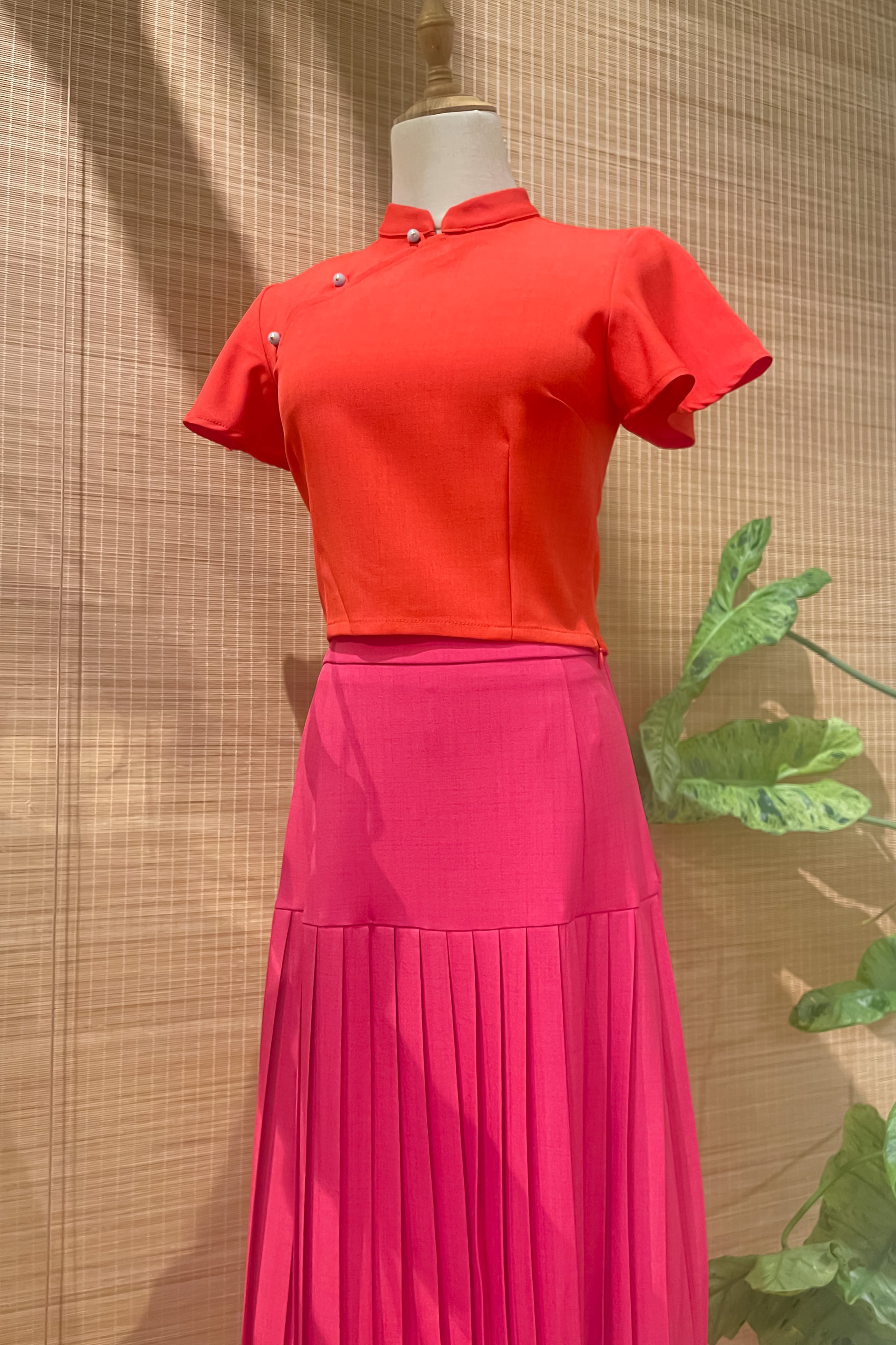PLISSER SKIRT IN FUCHSIA