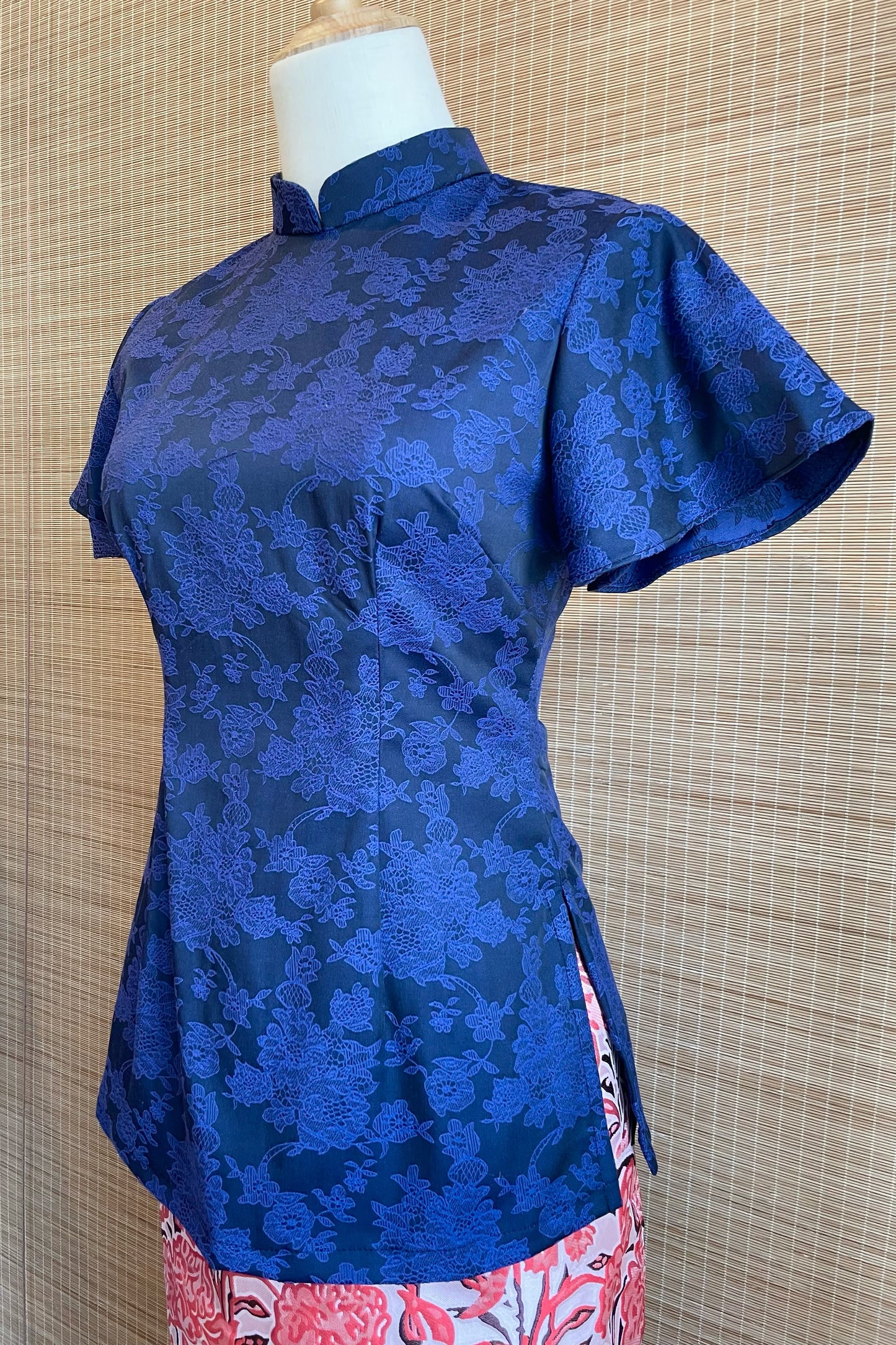 PRE-ORDER: FLUTTER SLEEVE TOP IN NAVY PEONY