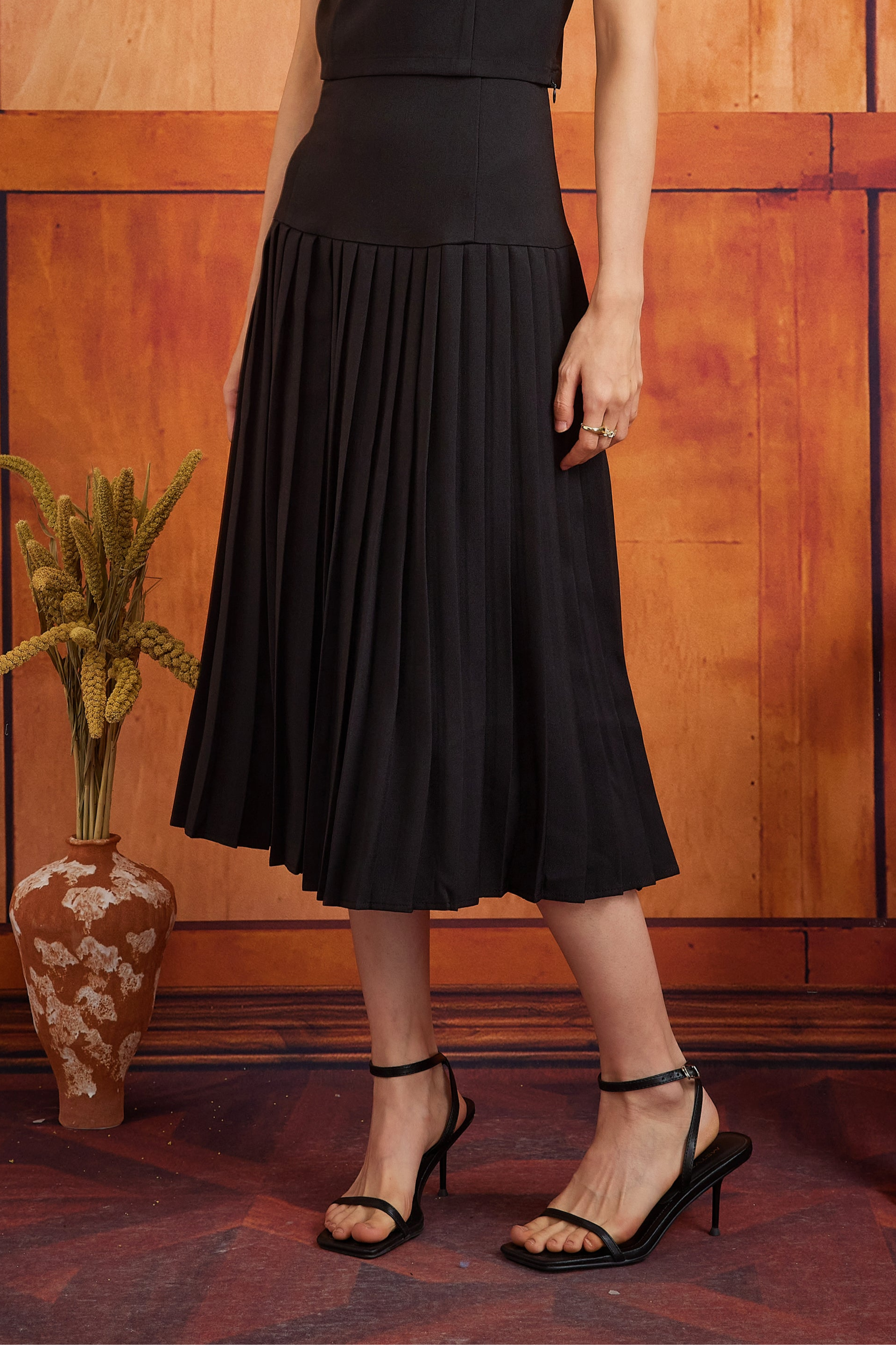 PLISSER SKIRT IN EBONY