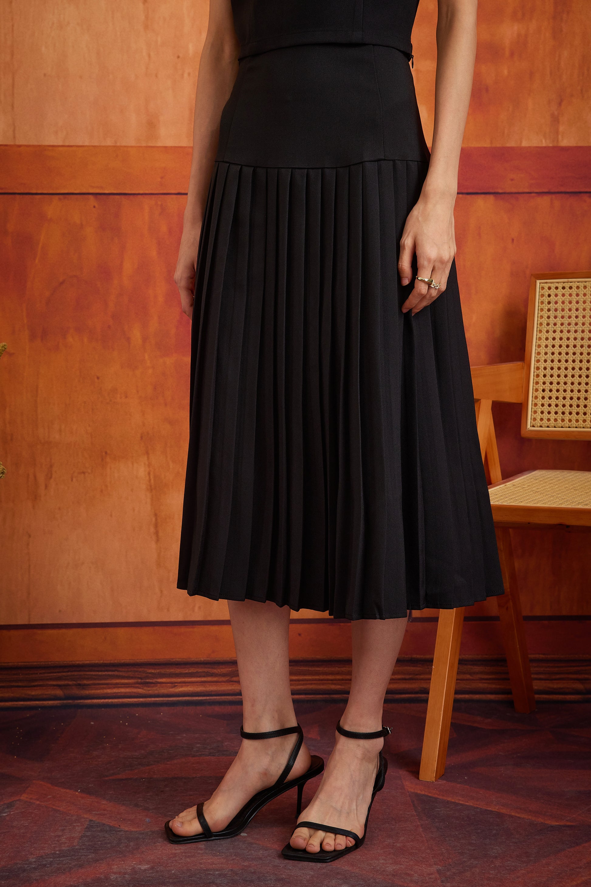 PLISSER SKIRT IN EBONY