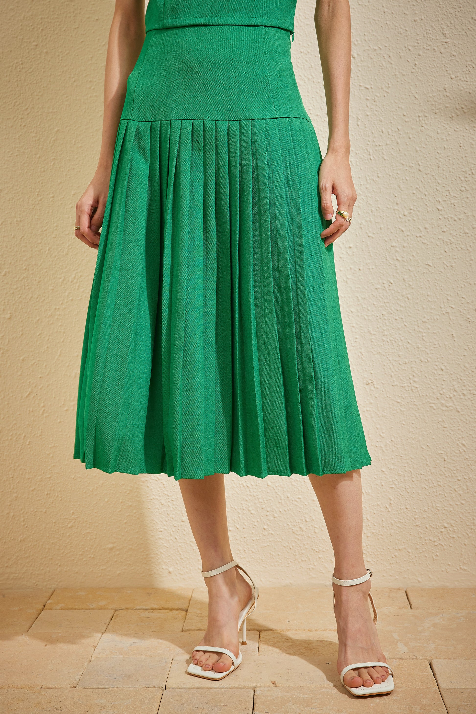 PLISSER SKIRT IN PINE GREEN