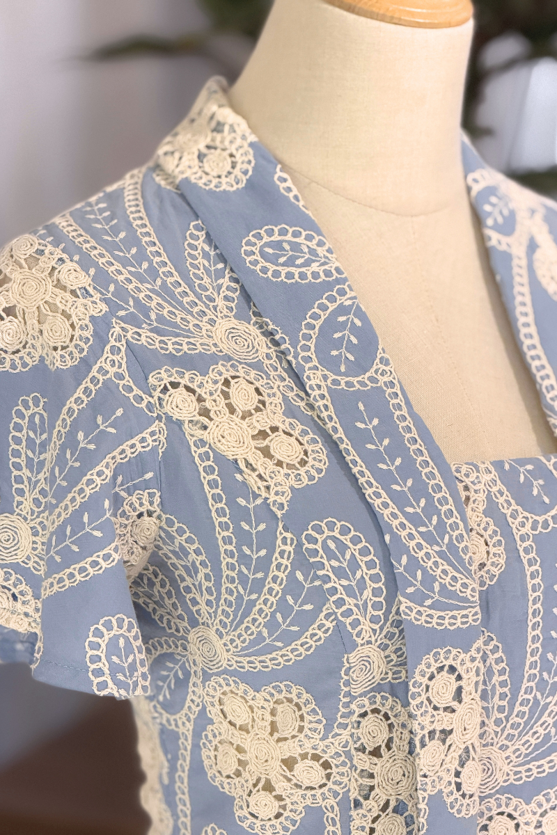 KEBAYA TOP IN SULAM BLEU