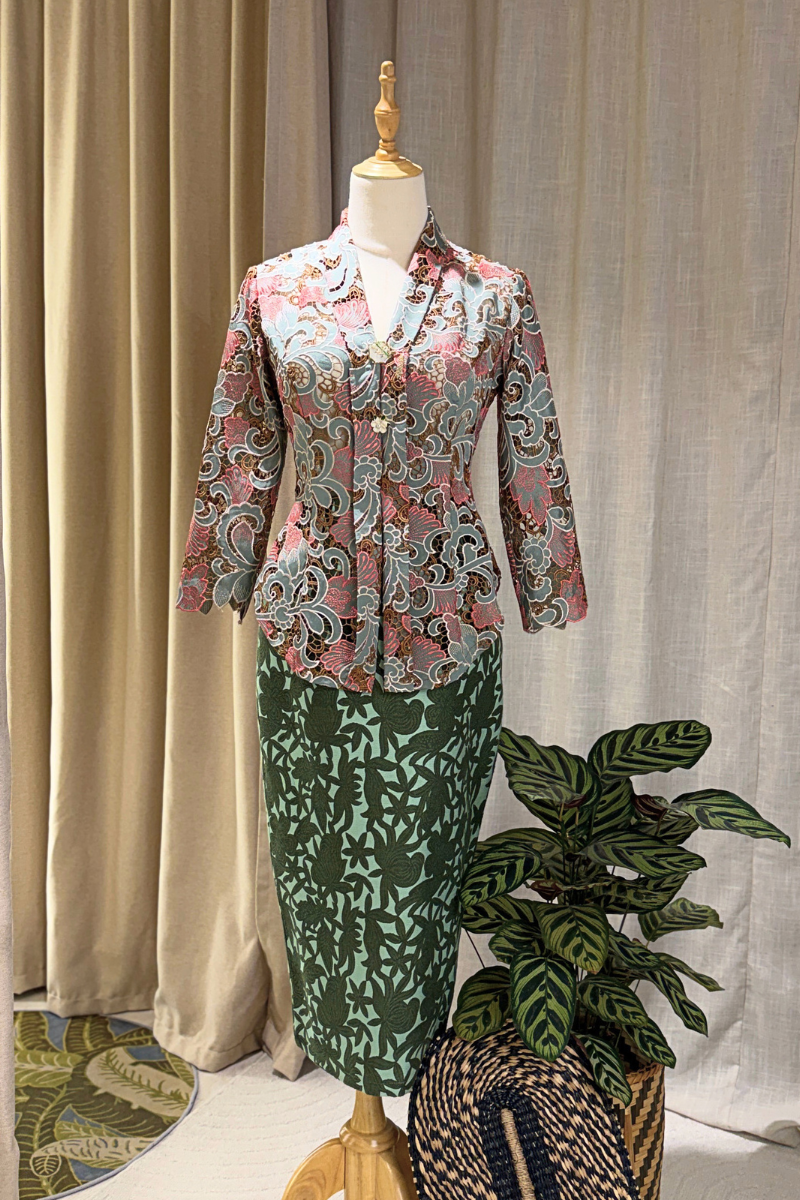 KEBAYA TOP IN CORAL MIST