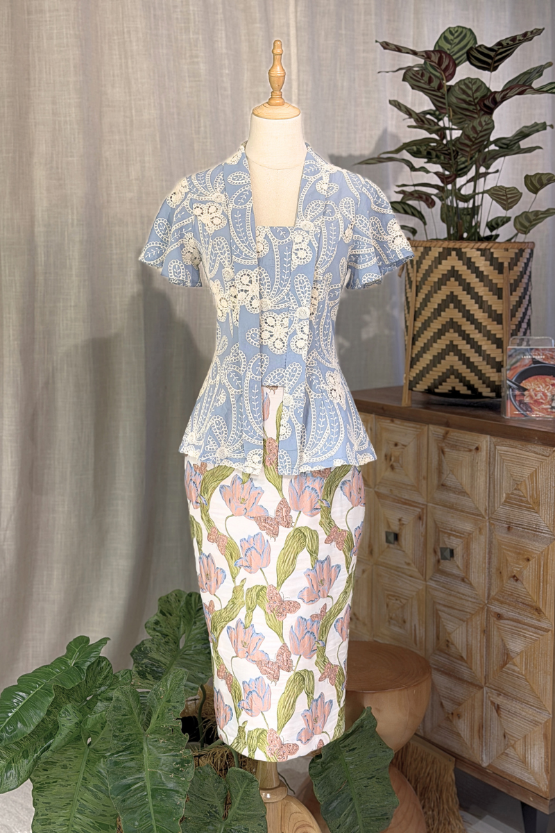 KEBAYA TOP IN SULAM BLEU