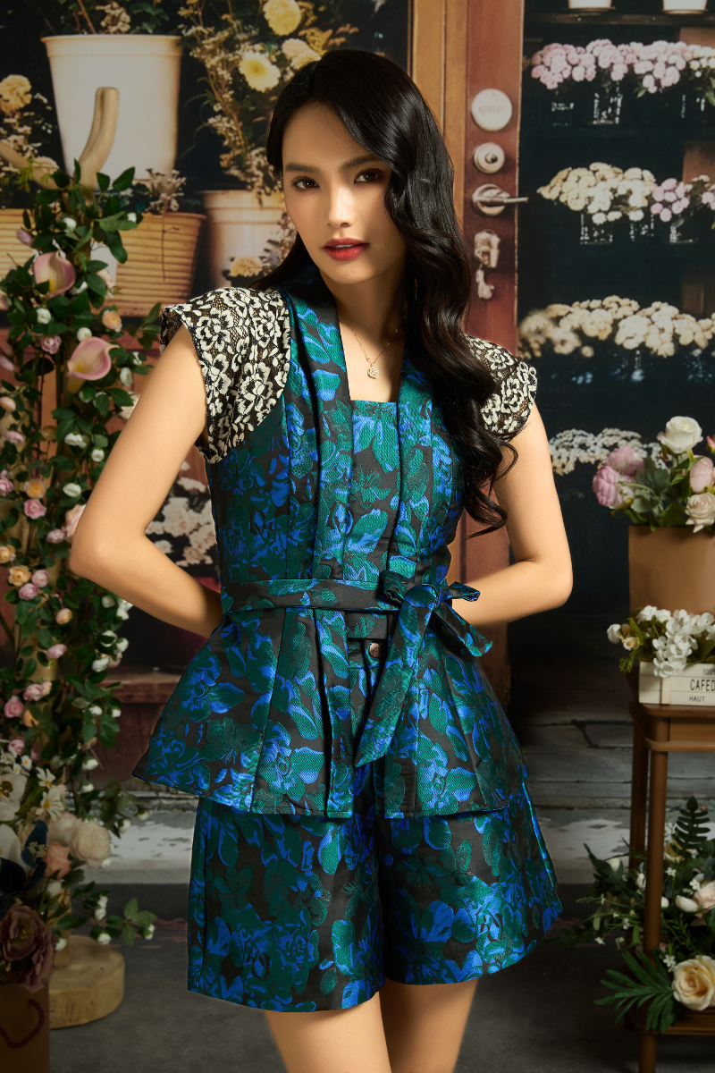 TAILORED SHORTS IN MIDNIGHT ACANTHUS