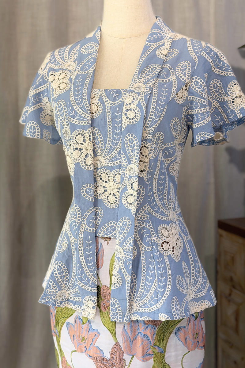 KEBAYA TOP IN SULAM BLEU