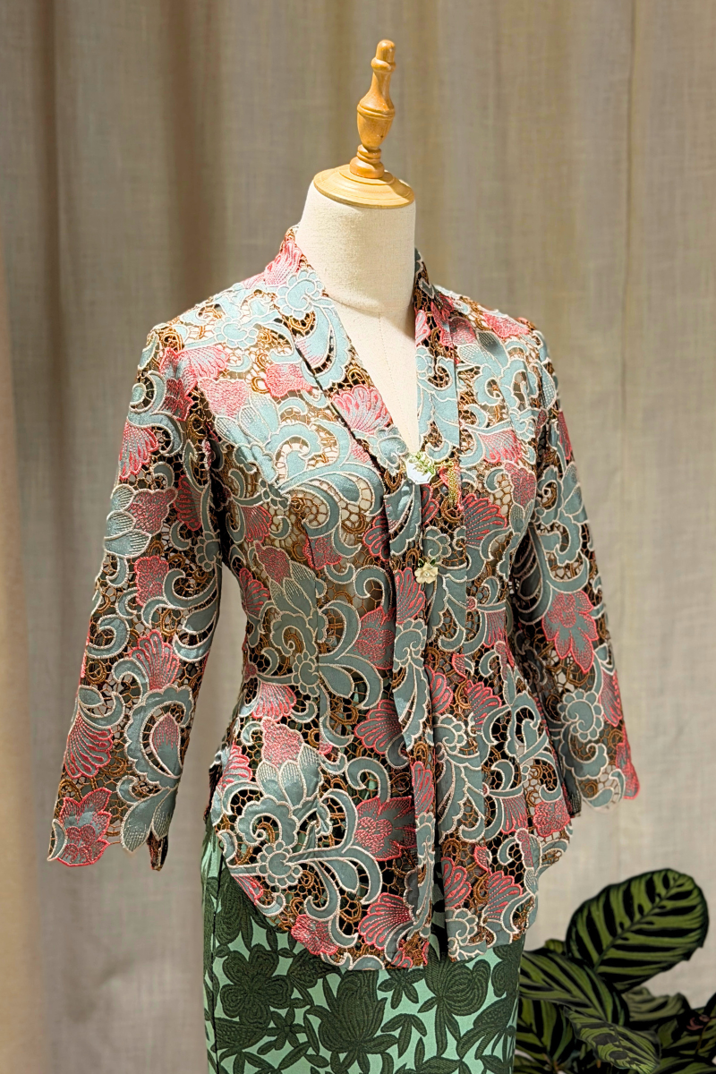 KEBAYA TOP IN CORAL MIST