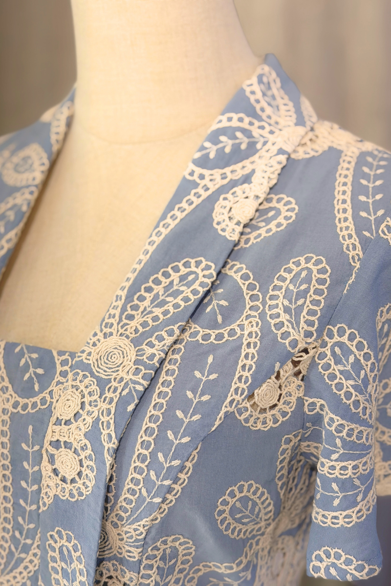 KEBAYA TOP IN SULAM BLEU