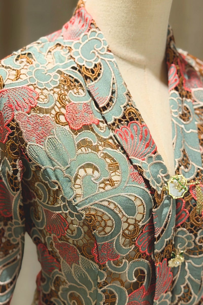 KEBAYA TOP IN CORAL MIST