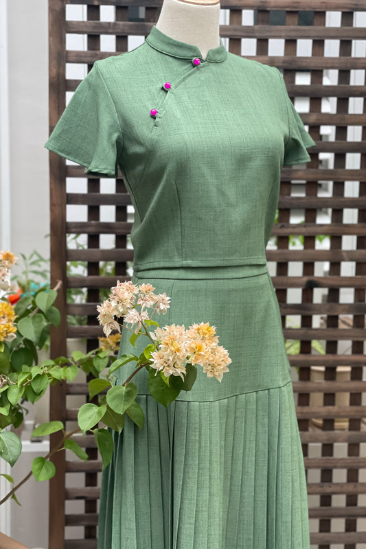 PLISSER SKIRT IN MOSS GREEN
