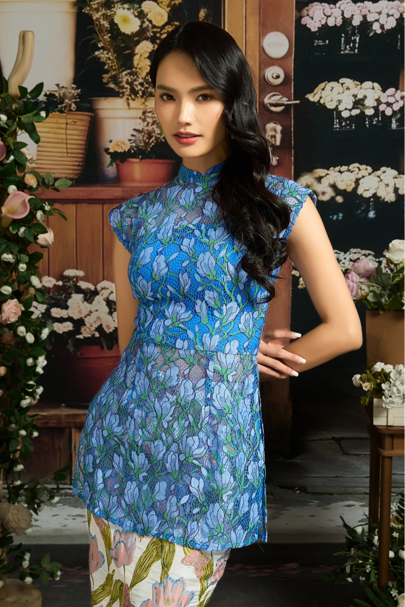 LACE SOUTHERNER TOP IN BLUEBELL MEADOW
