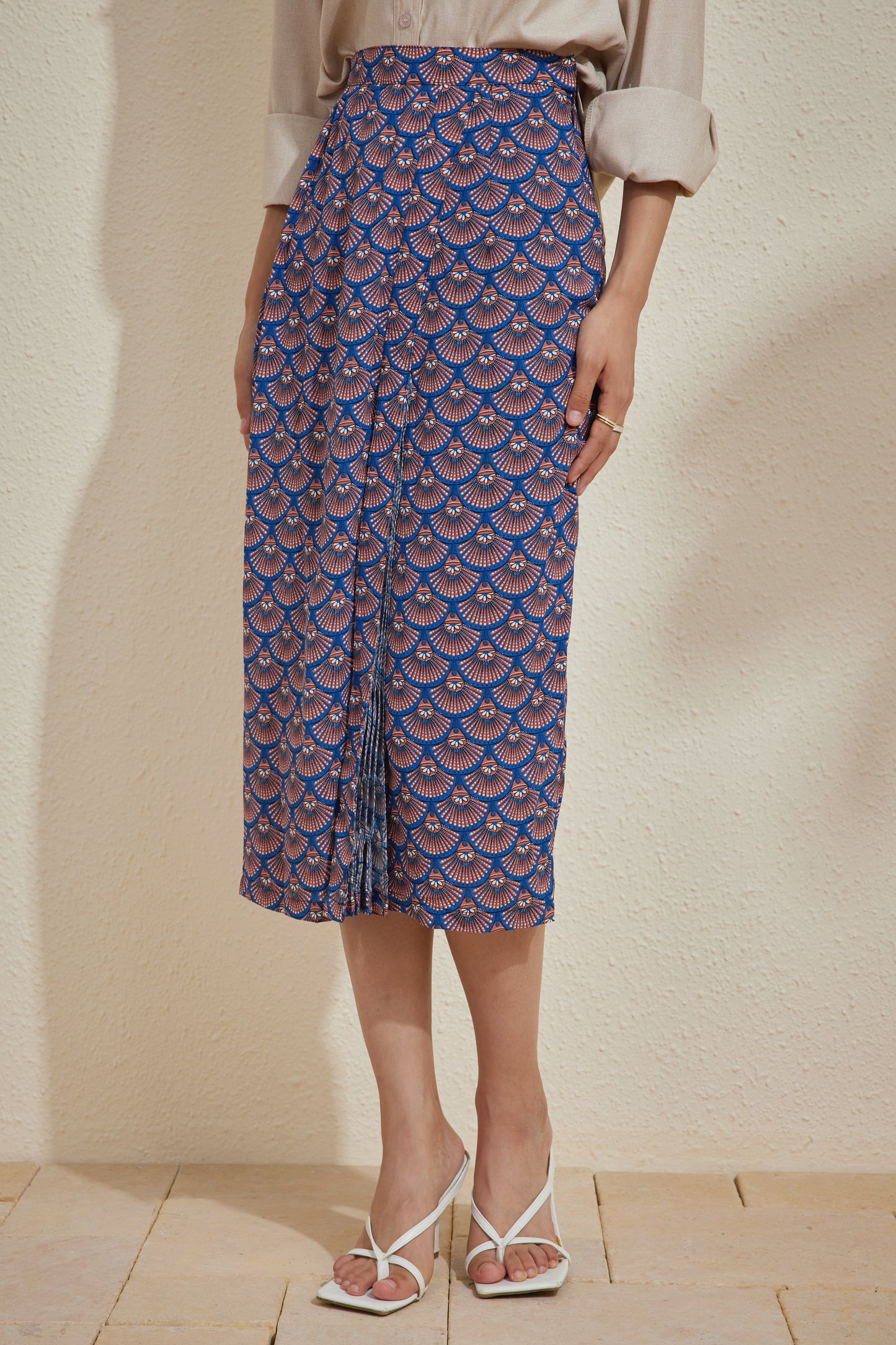 SARONG PLEATED SKIRT IN SCALLOPED BLUE