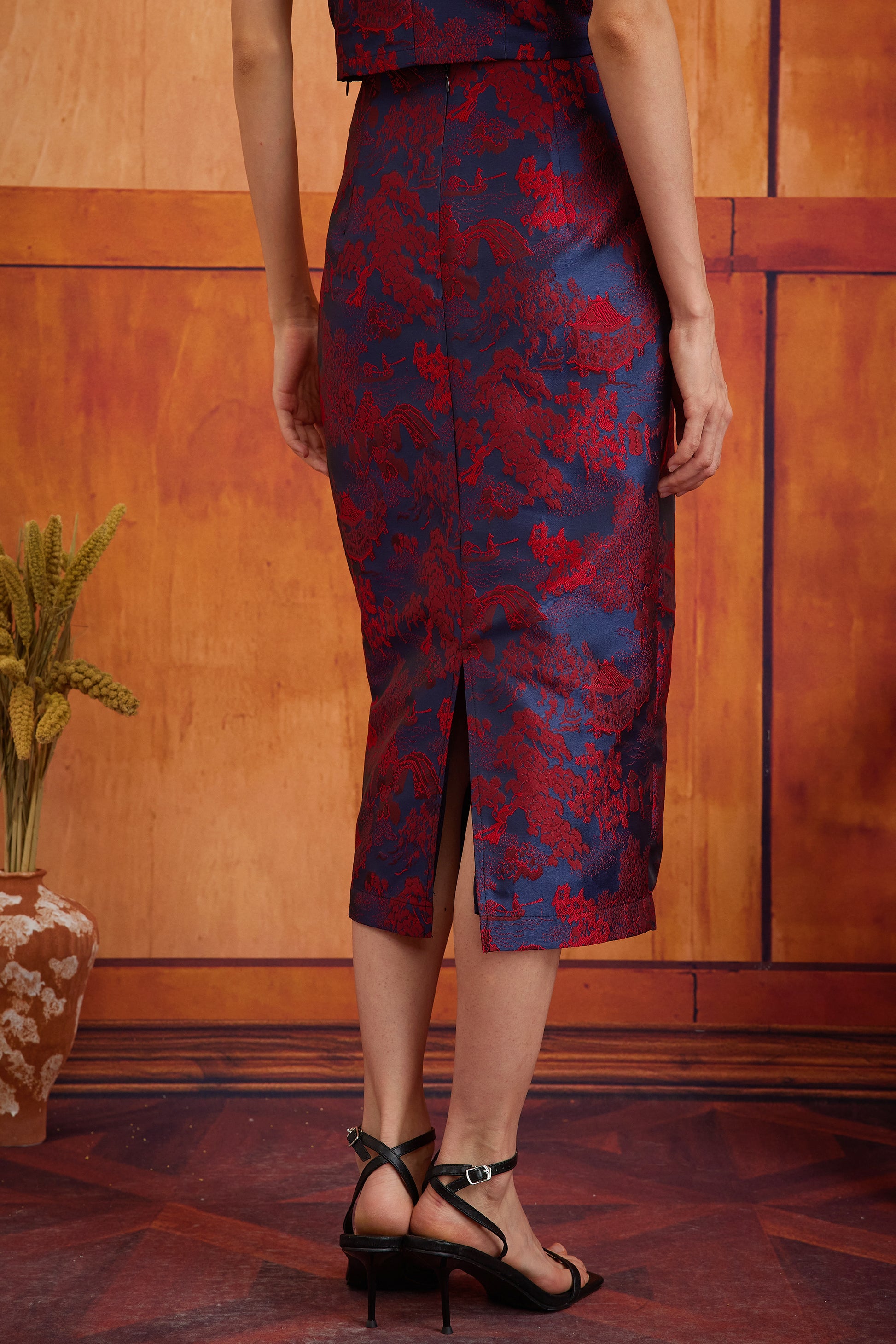 NARI SKIRT IN CRIMSON PAGODA