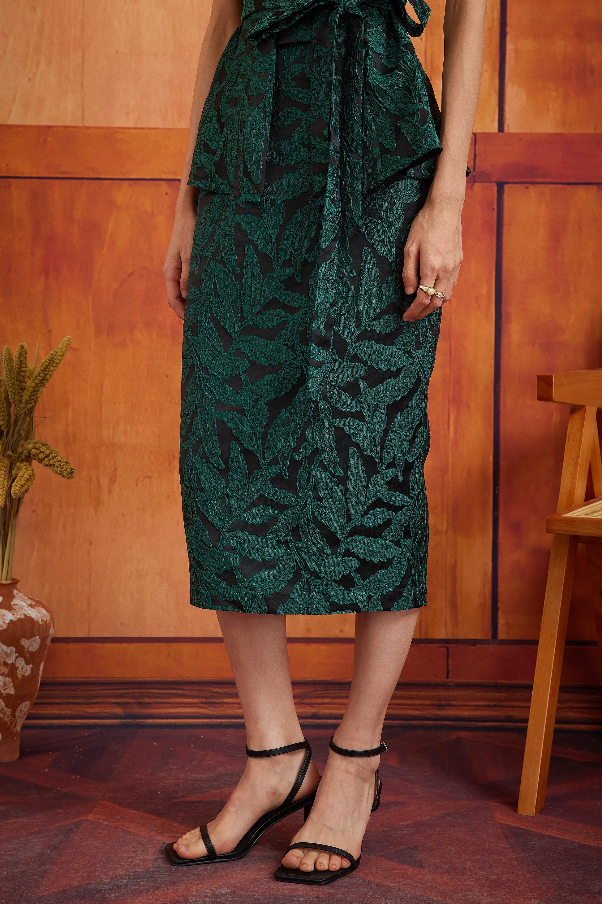 NARI SKIRT IN DARK PANDAN