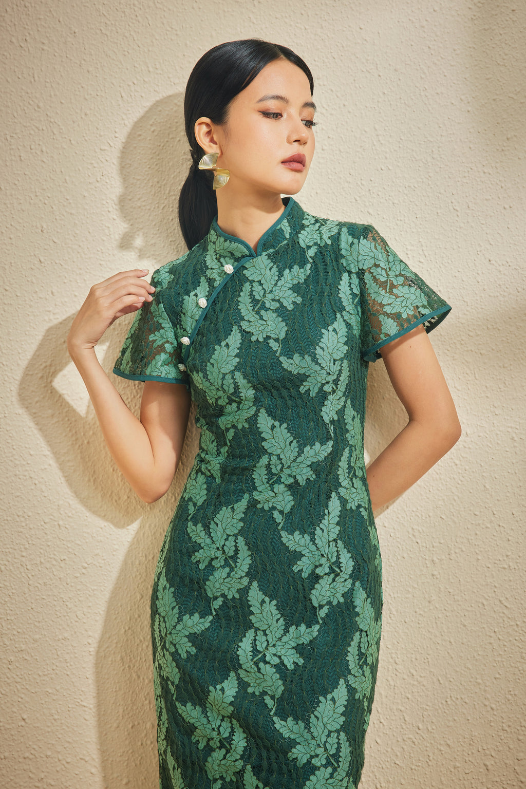 VINTAGE HSI SHIH IN JADE CASCADE