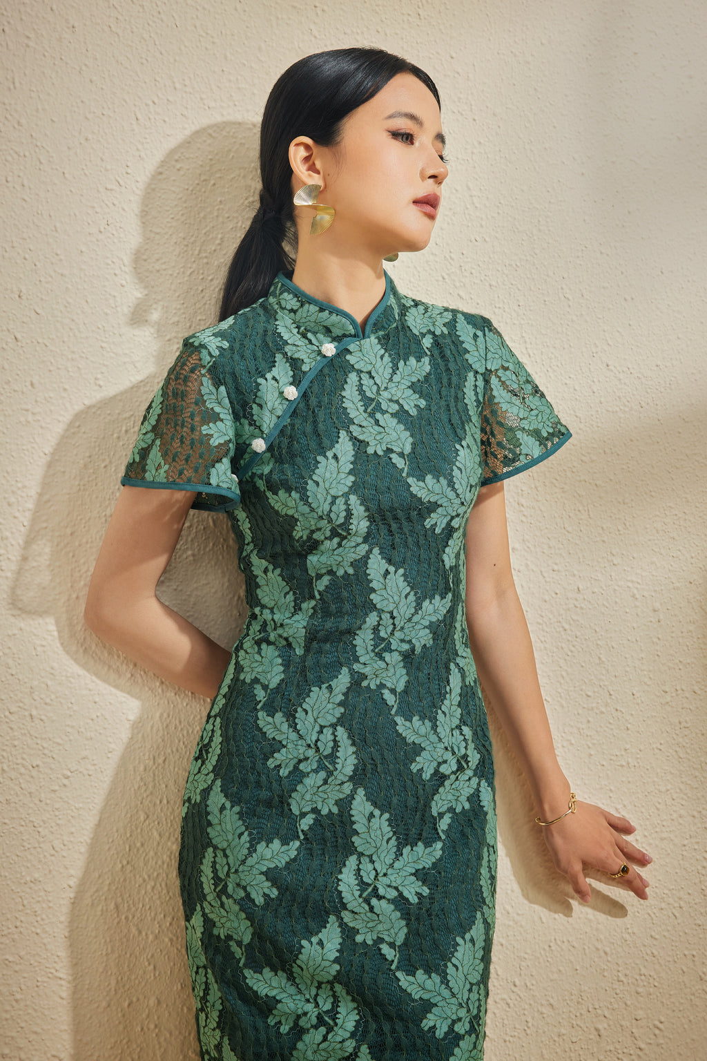 VINTAGE HSI SHIH IN JADE CASCADE