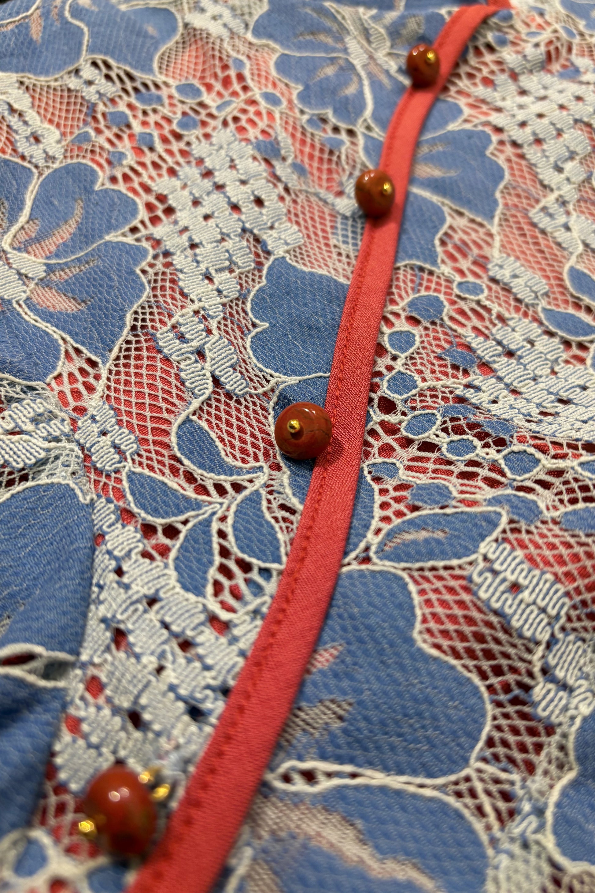 VINTAGE HSI SHIH IN CORAL BLEU