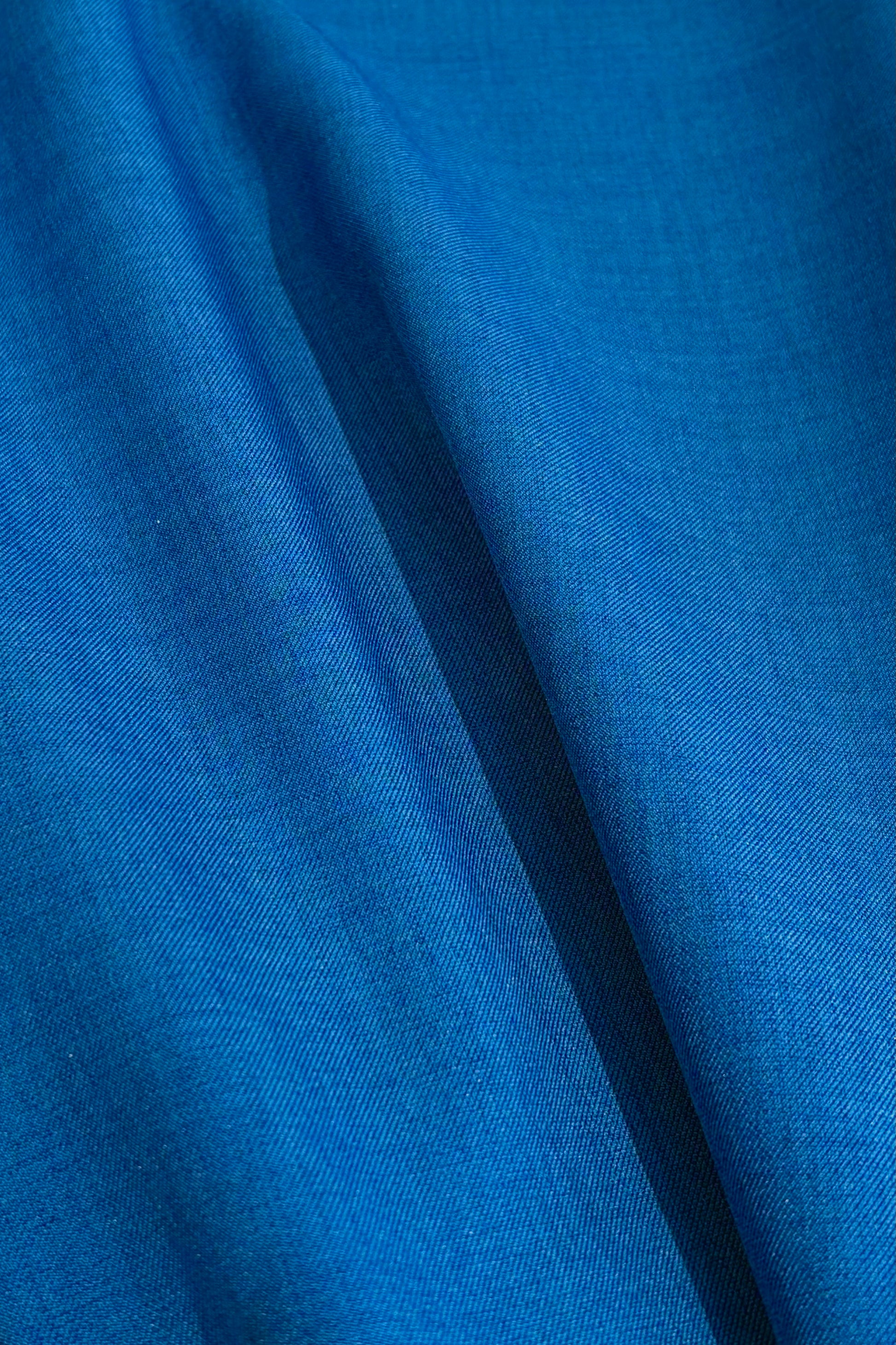 TAILORED SHORTS IN AZURE