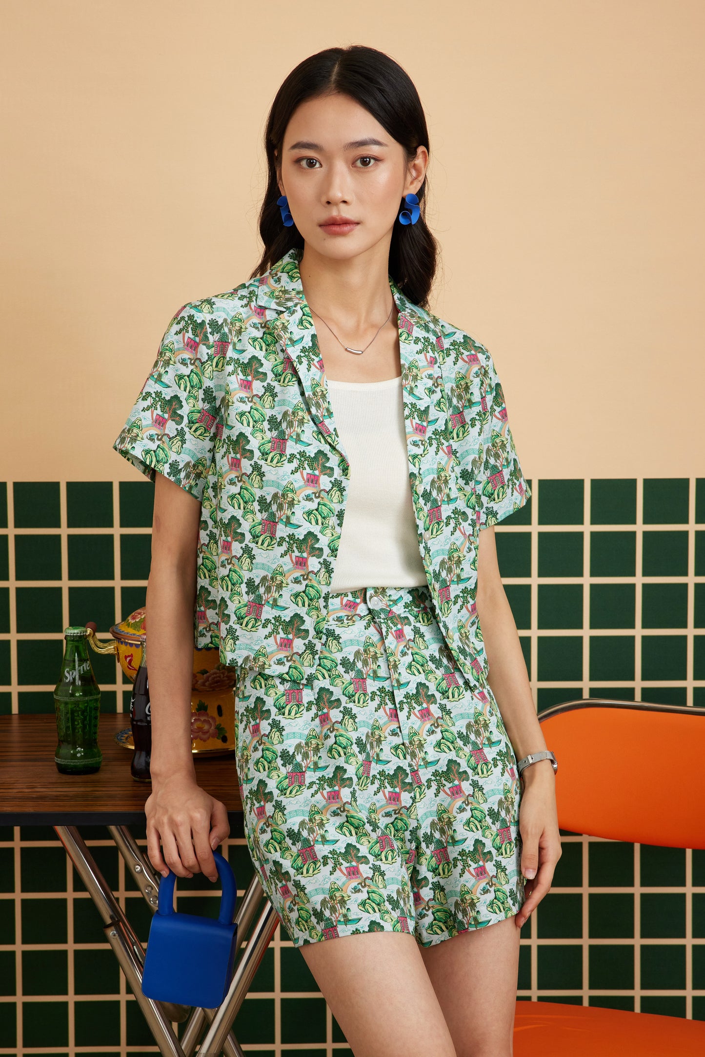 TAILORED SHORTS IN CHINOISERIE GREEN