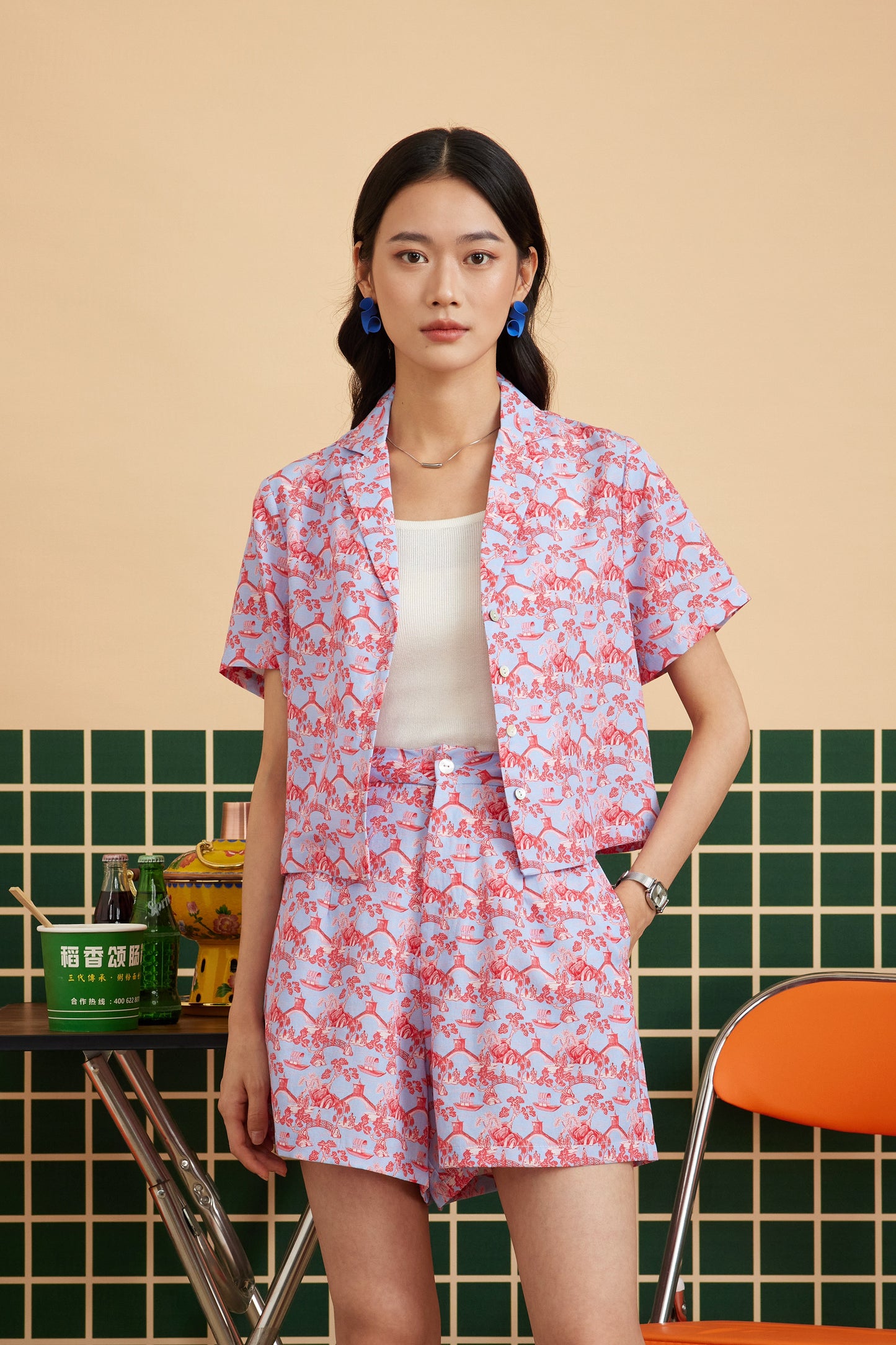 TAILORED SHORTS IN CHINOISERIE RED