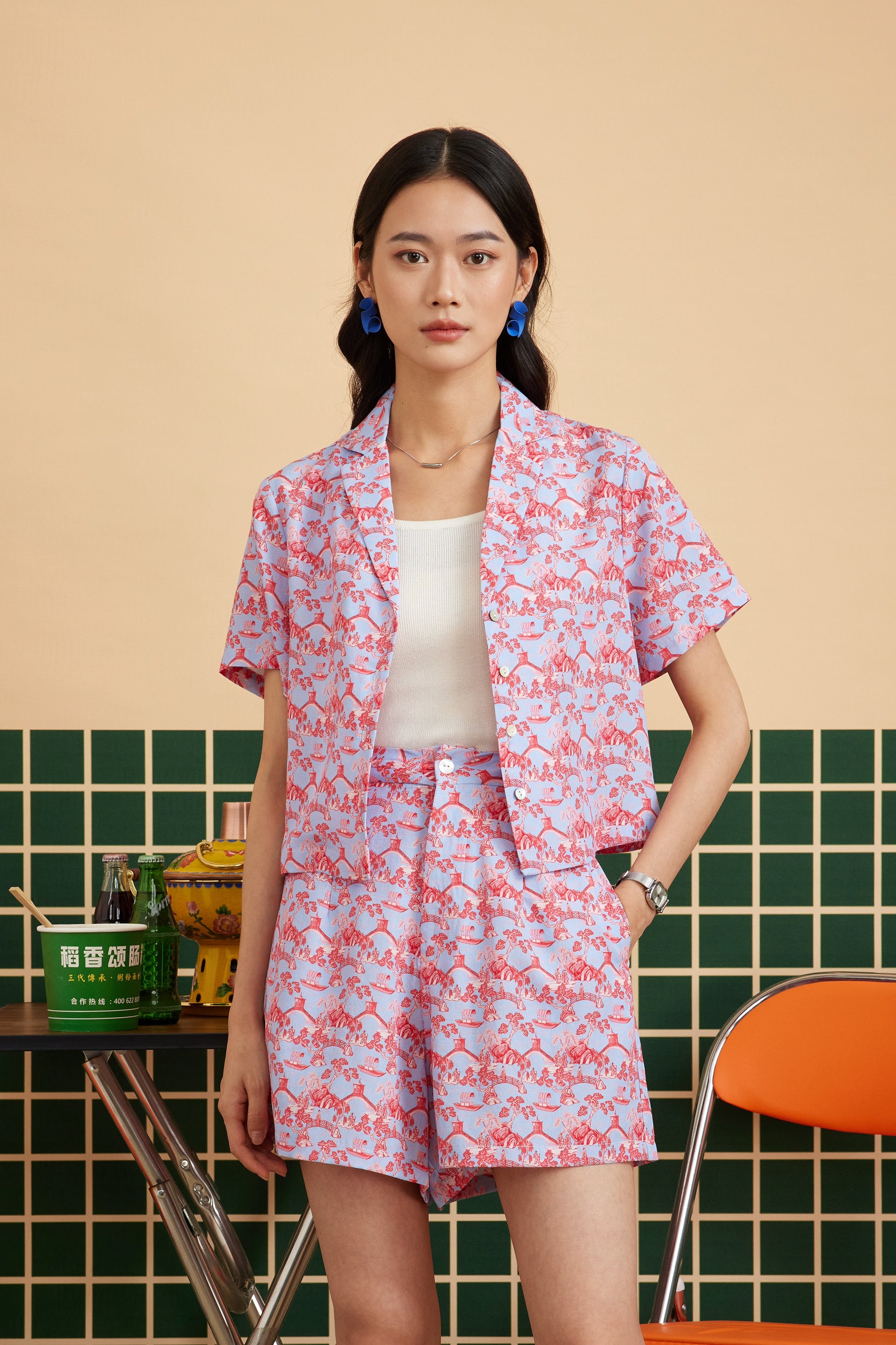 TAILORED SHORTS IN CHINOISERIE RED