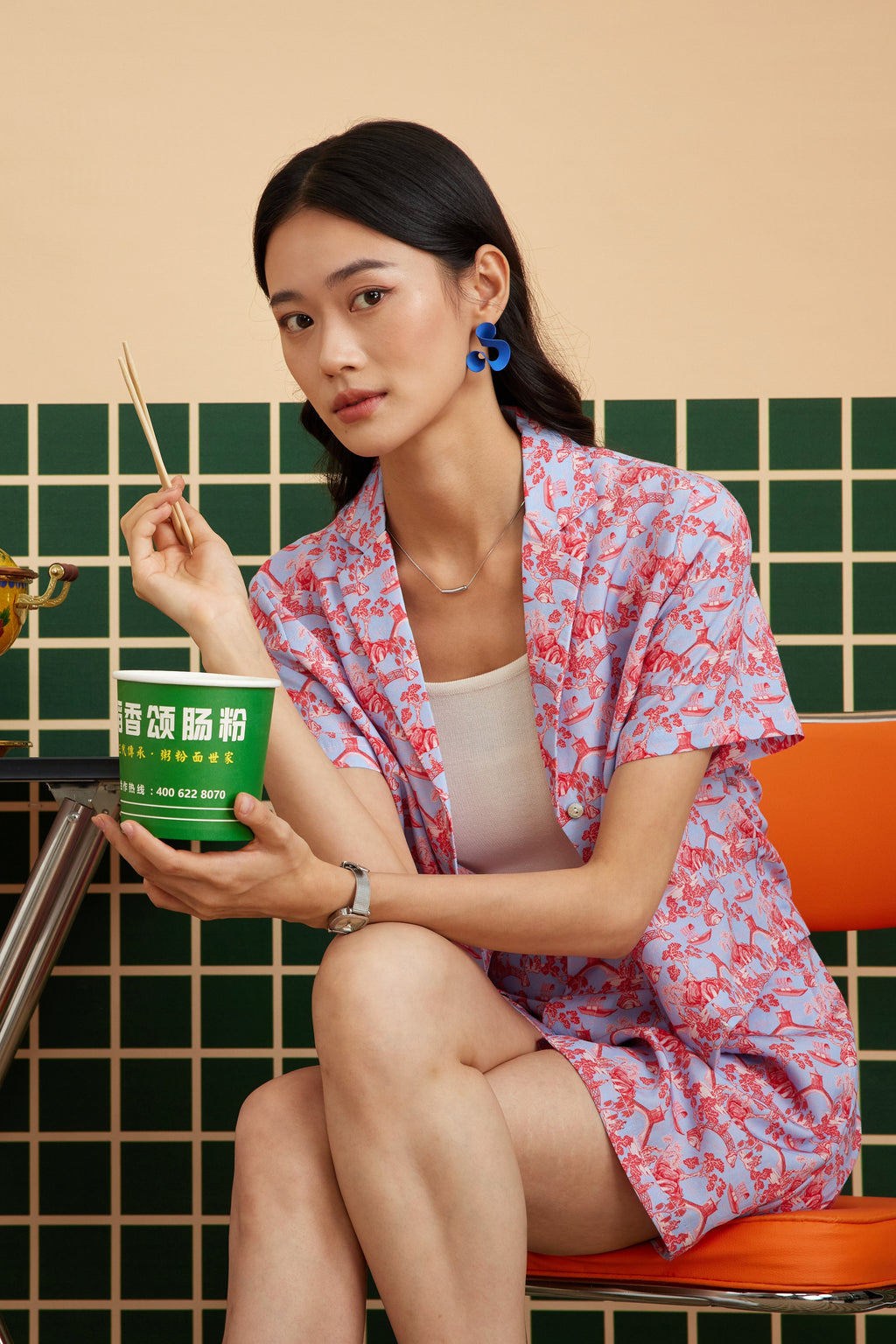 TAILORED SHORTS IN CHINOISERIE RED