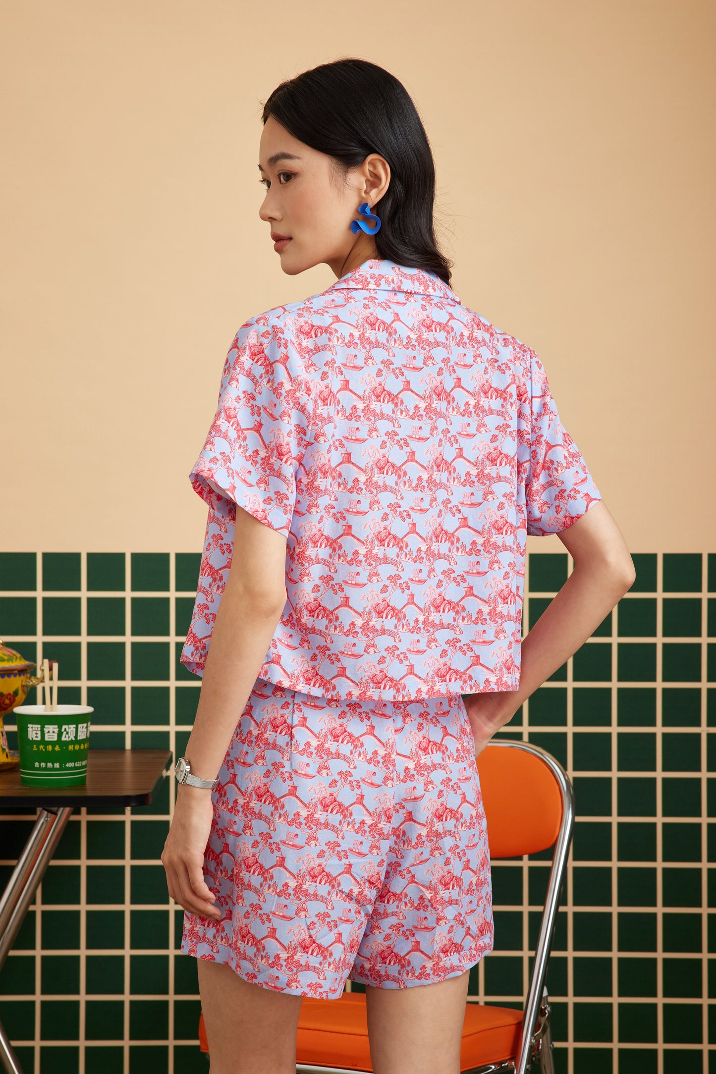 TAILORED SHORTS IN CHINOISERIE RED