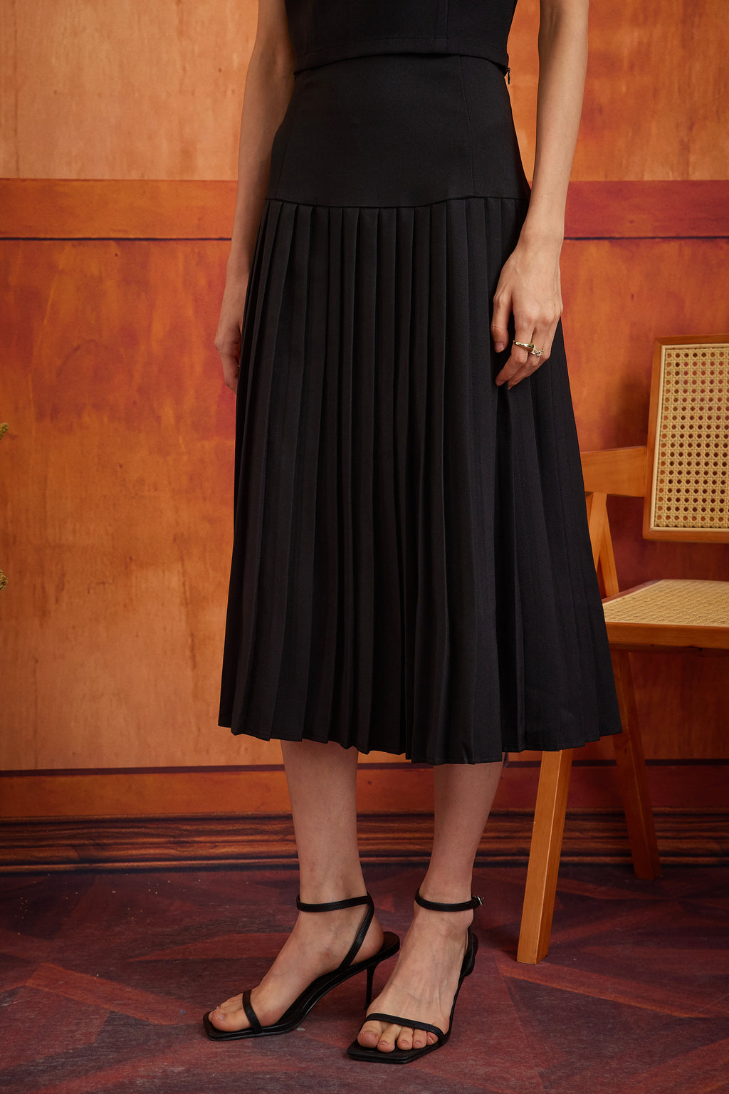 PLISSER SKIRT IN EBONY