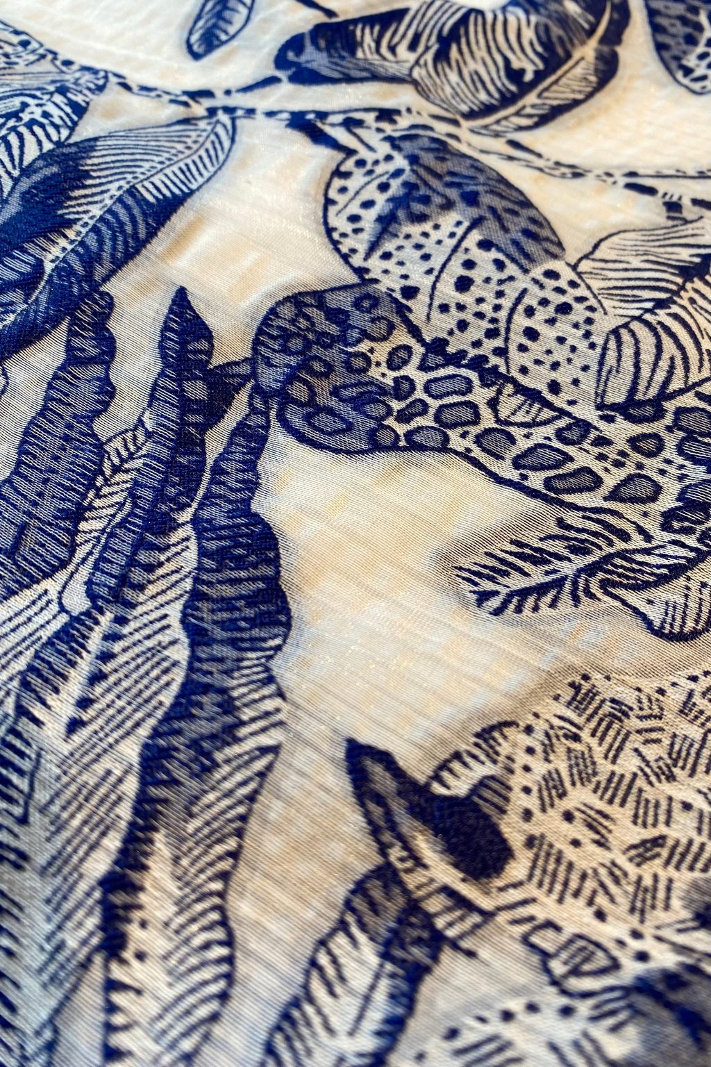 YOKIHI IN MIDNIGHT PORCELAIN